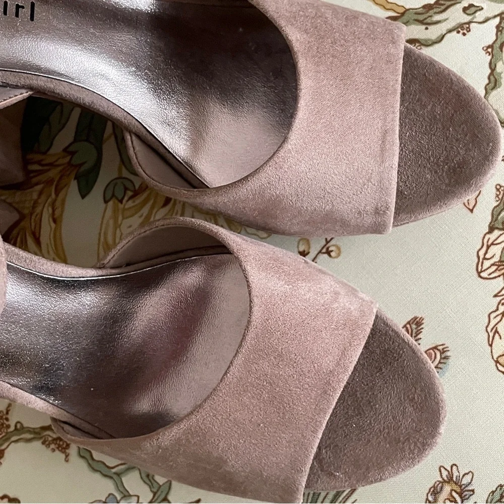 ** BUNDLE SALE 3/$16 ** Madden Girl Tan Platform Heels, Size 8